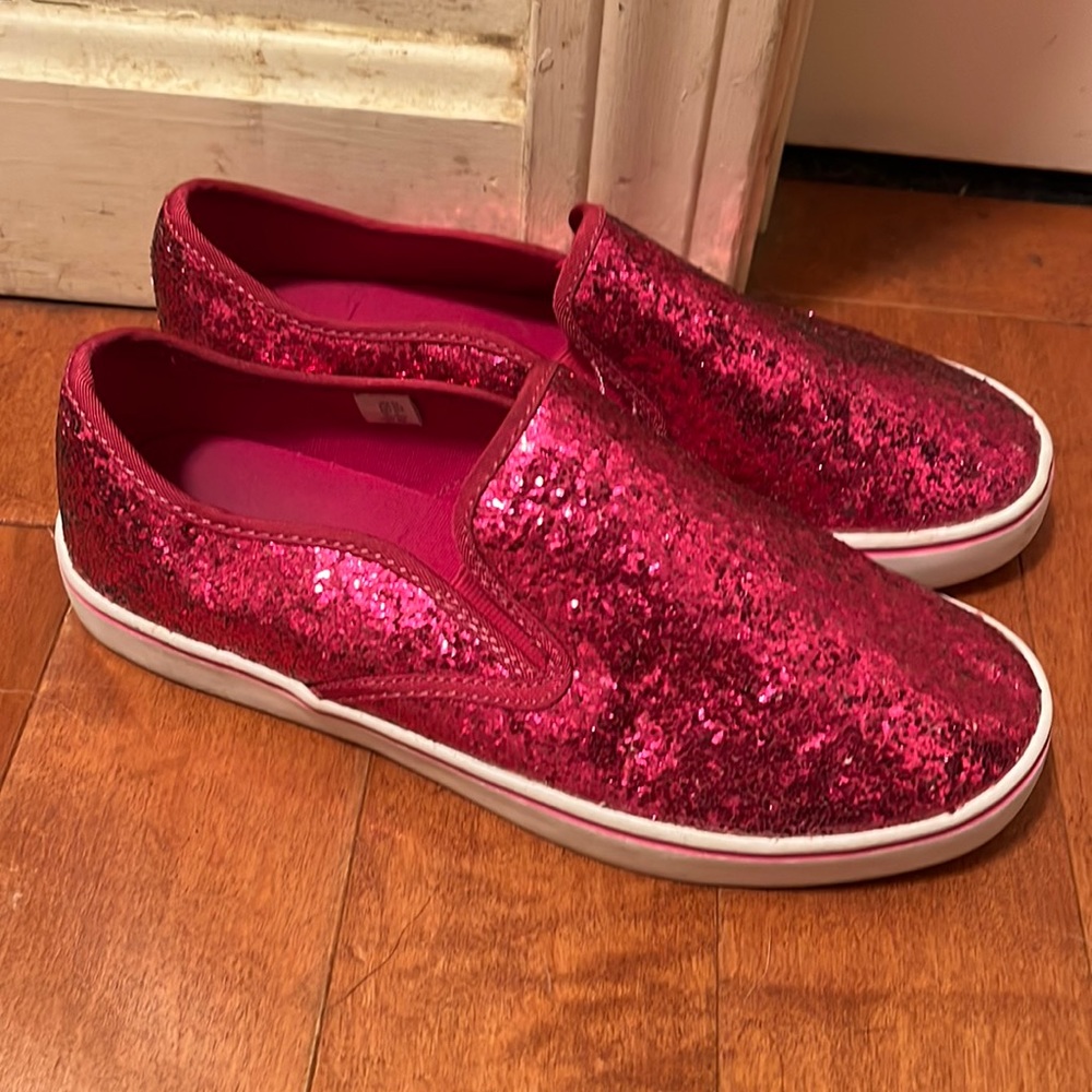 Liv & Maddie side on shoes